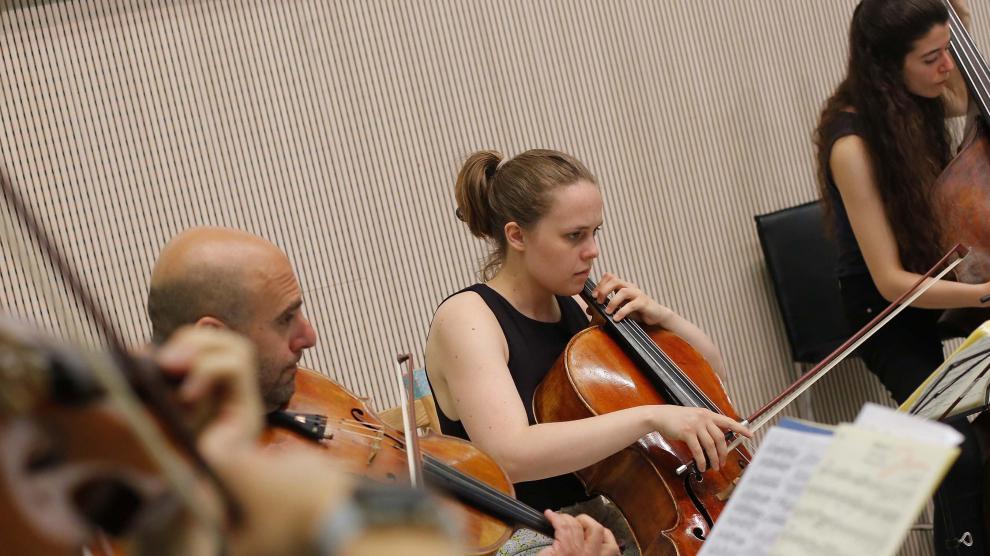 Avri Levitan (viola), Clara Lindenbaum (violonchelo) y Jimena Rodríguez (contrabajo), el domingo en Etopia.