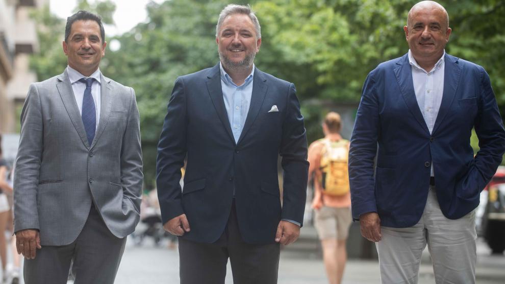 Carmelo Jiménez, Raimundo García-Figueras y Fernando Anel en el paseo de la Independencia de Zaragoza antes de comenzar el debate.