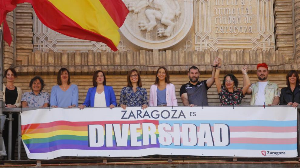 Colocación de la pancarta 'Zaragoza es diversidad' con motivo del Día del Orgullo