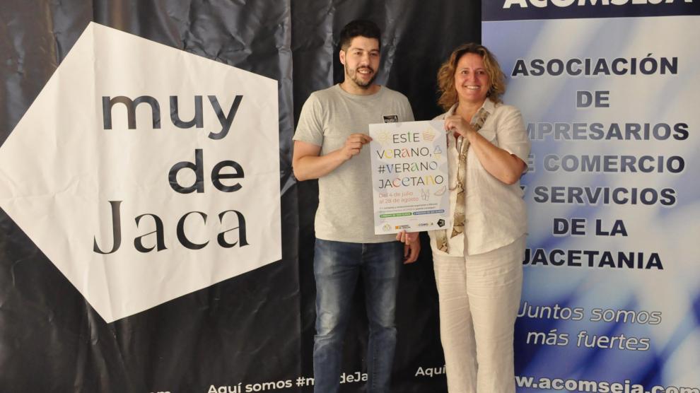 Alejandro Carbonell y Marian Bandrés muestran el cartel de la campaña de verano de Acomseja.
