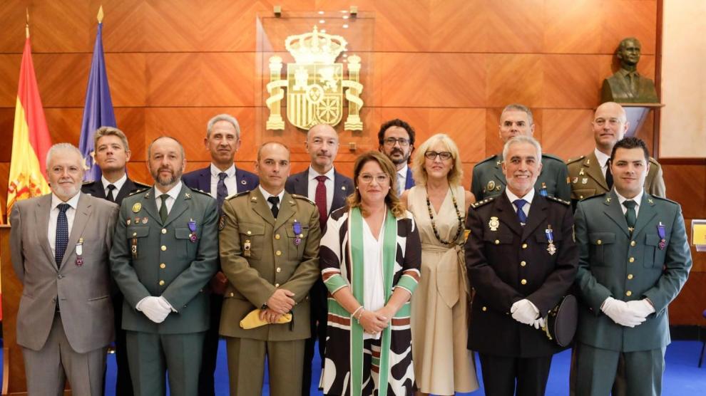 Todos los premiados, junto a la delegada del Gobierno en Aragón, Rosa Serrano, y la subdelegada, Silvia Salazar.