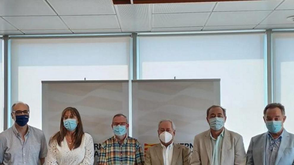 La consejera de Sanidad del Gobierno de Aragón, Sira Repollés junto a los representantes de los tres colegios de médicos de Aragón