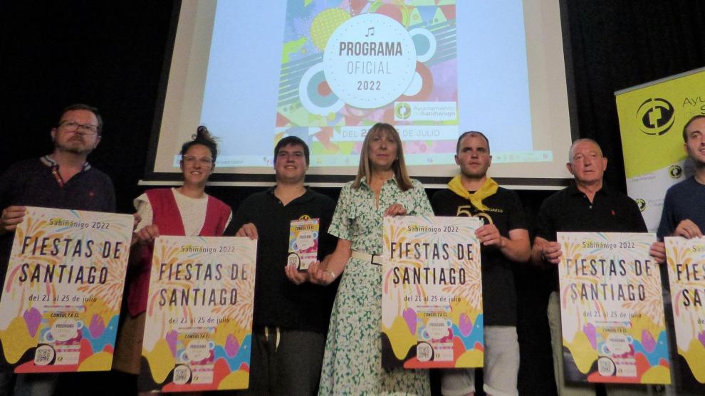 De izquierda a derecha: Juan Castillo (Grupo Folclórico Santiago), Orosia Monlat (presidenta Peña Edelweiss), Victor Sedano (presidente Peña la Sala), Berta Fernández (alcaldesa de Sabiñanigo), Javier Ferrer (presidente Peña La Murga), Rafael Pardo (Orfeón Serrablés) y Ruben Lafragüeta (concejal fiestas).