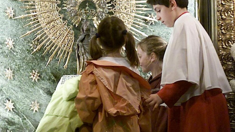 Varios niños visitan el manto de la Virgen en una imagen de archivo.