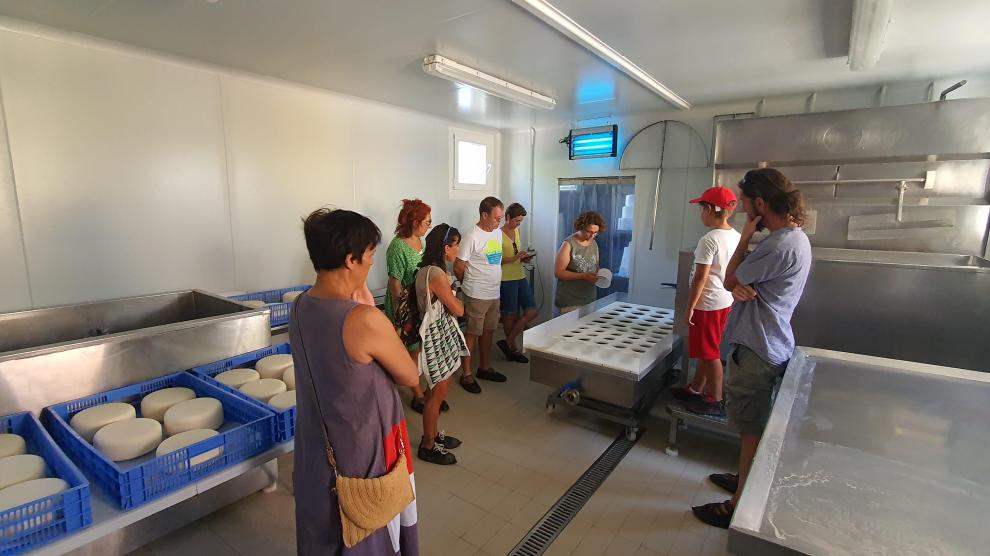 Los participantes han realizado una visita a la quesería de Biota.