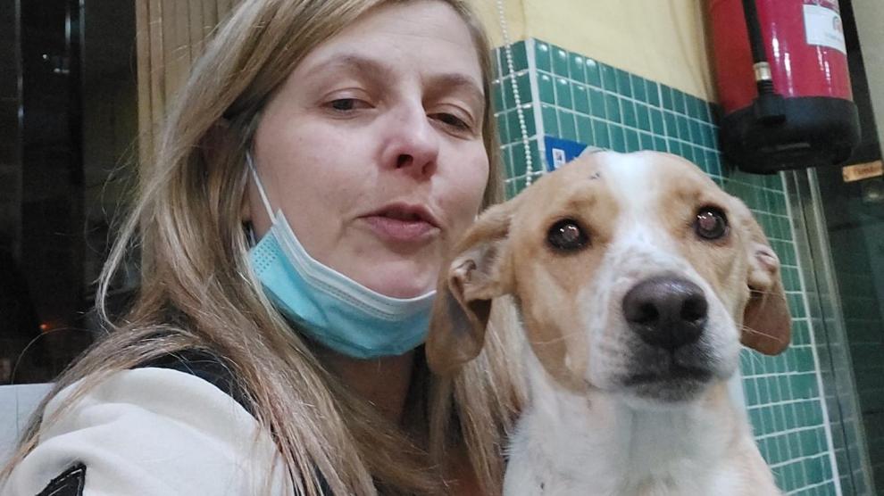 Beatriz Weil con su perro Mollete, atropellado por un tren.