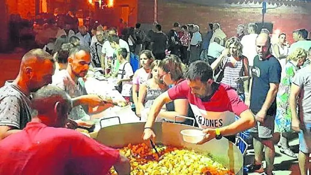 Los valcarquinos disfrutan de la degustación de ternera guisada.