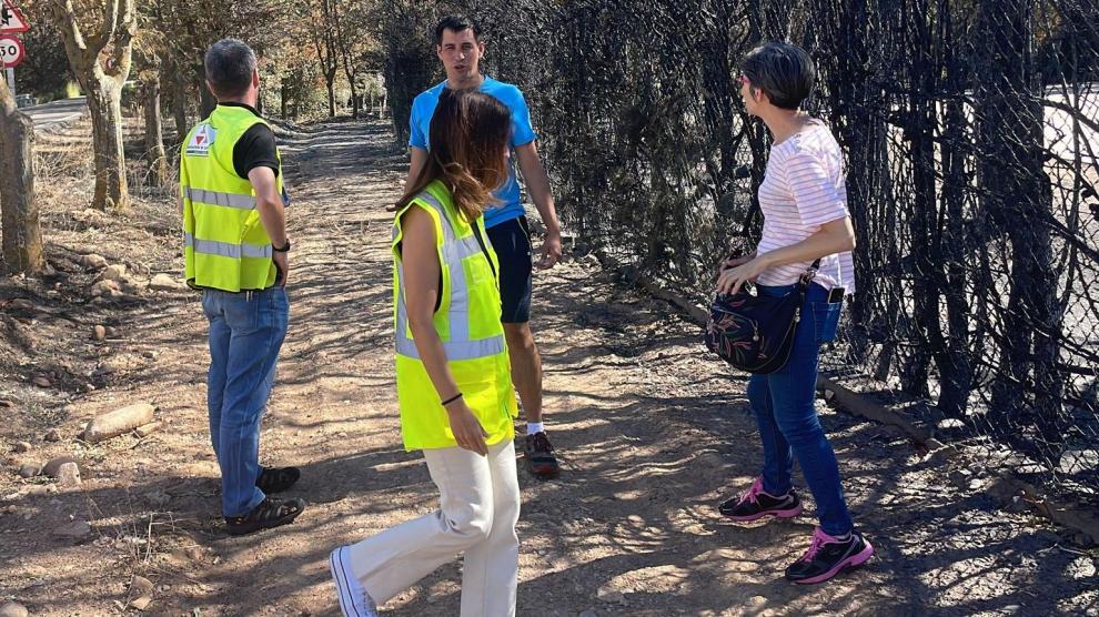 Técnicos de la DPZ valorando los daños que produjo el incendio del Moncayo, ayer.