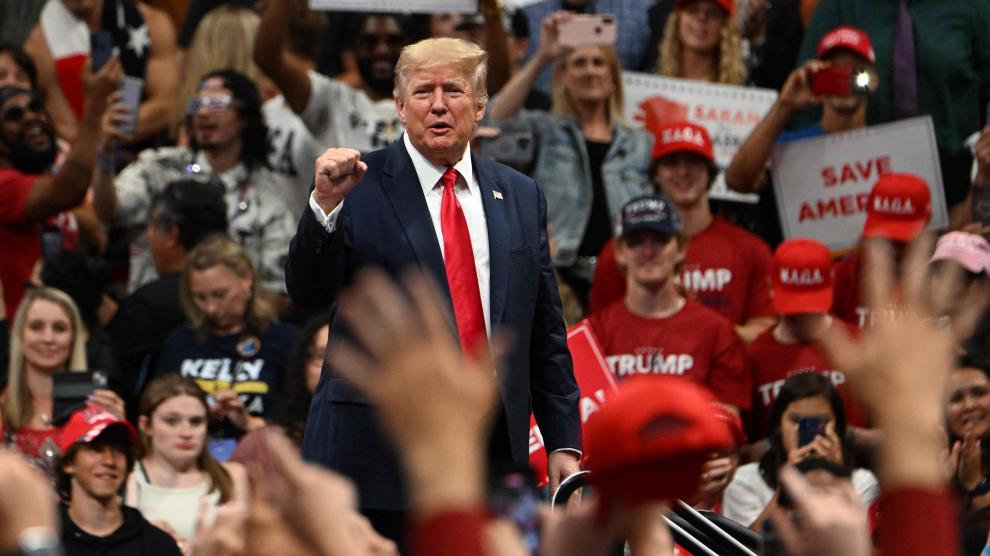 Donald Trump, rodeado de seguidores, en uno de sus mítines en su campaña 'Salvar América', en junio en Anchorage (Alaska).