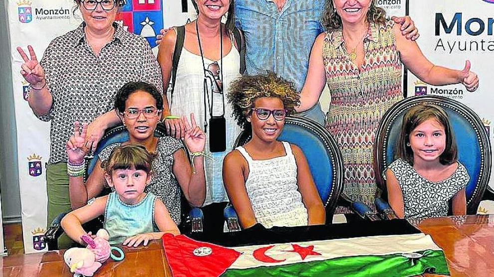 Las dos niñas saharauis junto al alcalde, la concejala de Participación y las familias de acogida.