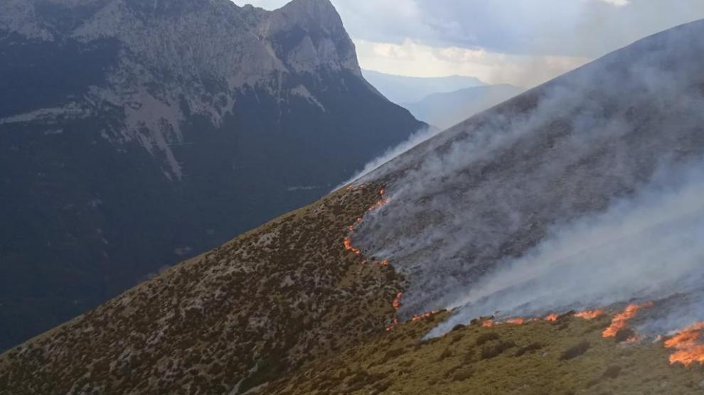 El incendio en el macizo de Cotiella (Laspuña) solo se puede combatir de día al ser una zona muy inaccesible.