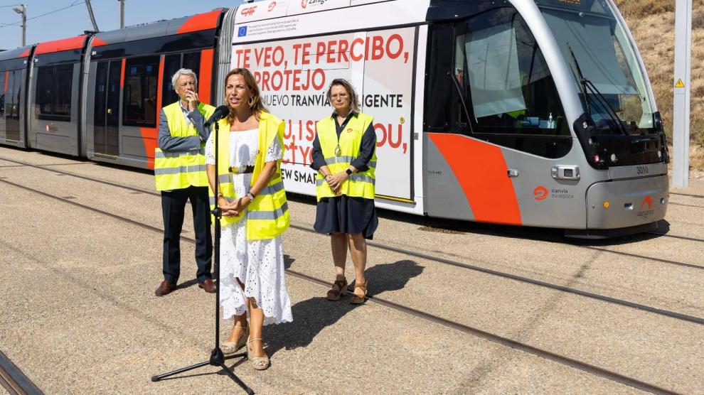 Natalia Chueca, consejera de Servicios Públicos y Movilidad, y Eduardo Gálvez, director de Gabinete de CAF, en la presentación de las pruebas.