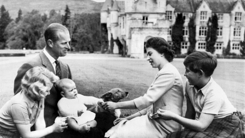 Foto de archivo de Isabel II con su marido y sus hijos