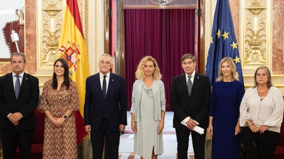 La presidenta del Congreso, Meritxell Batet, recibe a la delegación aragonesa