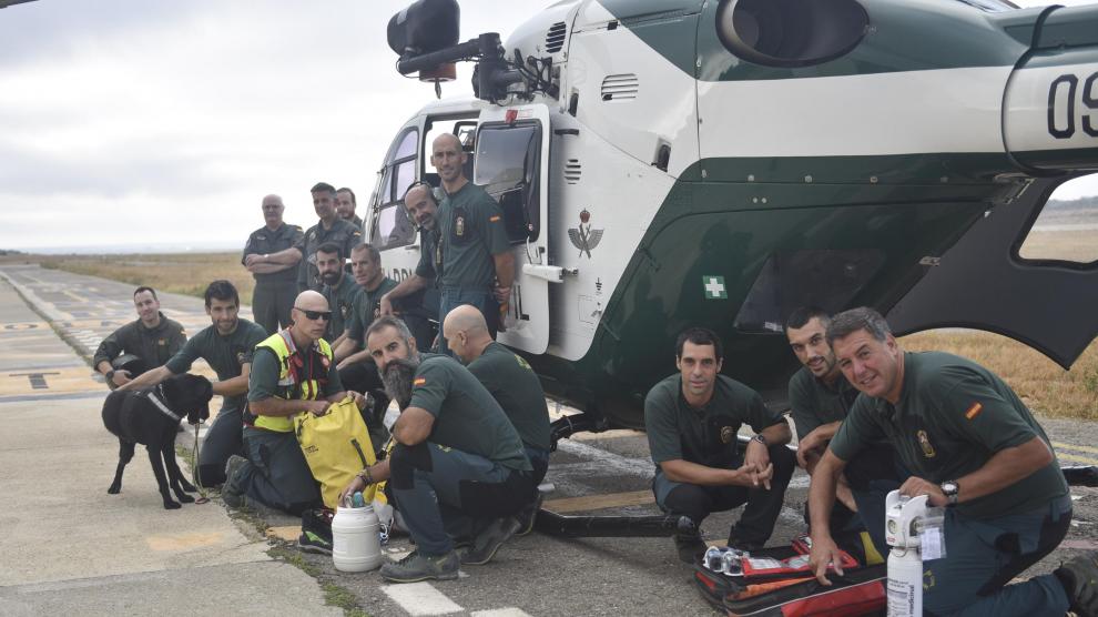 El Greim de Huesca, con los componentes del grupo, los pilotos del helicóptero con base en la capital oscense y el perro adiestrado.