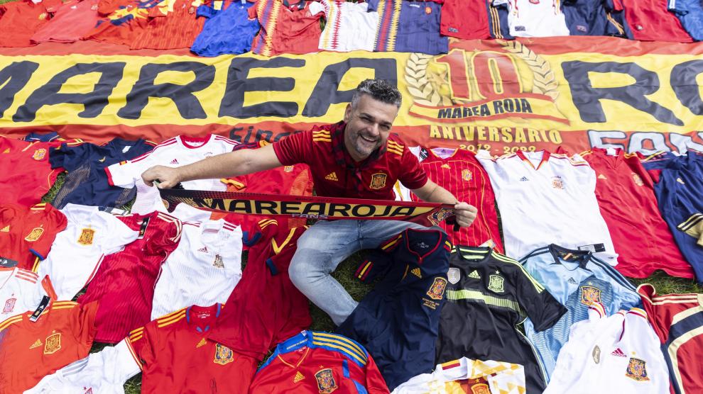 David Cebollada, con su colección de camisetas de la selección y las pancartas de la peña Marea Roja.