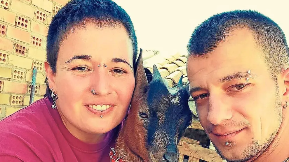 Juncal Oliván con su pareja Ciprián Boboia y su cabrita ‘Lili’, en su casa de Sesa.