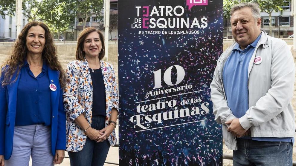 La gerente María López, la vicealcaldesa Sara Fernández y el presidente de la Junta de Distrito de las Delicias, Alfonso Gómez, este lunes 26, en el Teatro Romano..