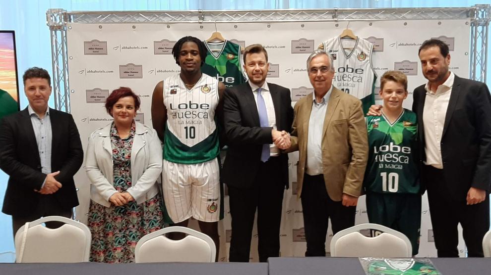 Participantes en la presentación, junto a los dos jugadores peñistas con las nuevas equipaciones