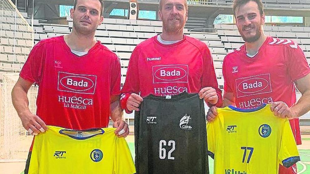 Rodrigo, Leo y Rudolph, con la camiseta de su país en el Palacio.