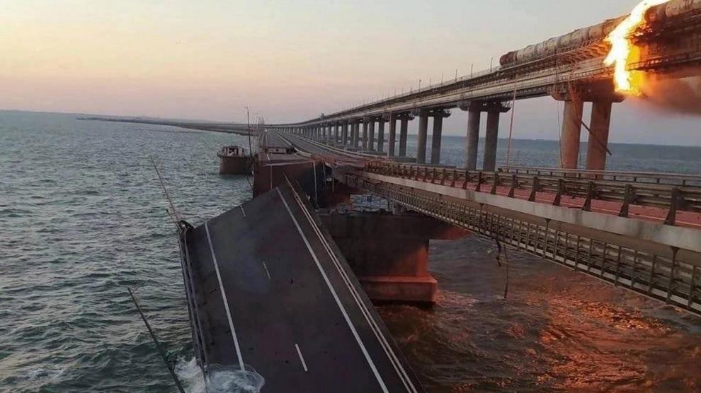 La explosión de un camión causa un incendio en el puente de Crimea.