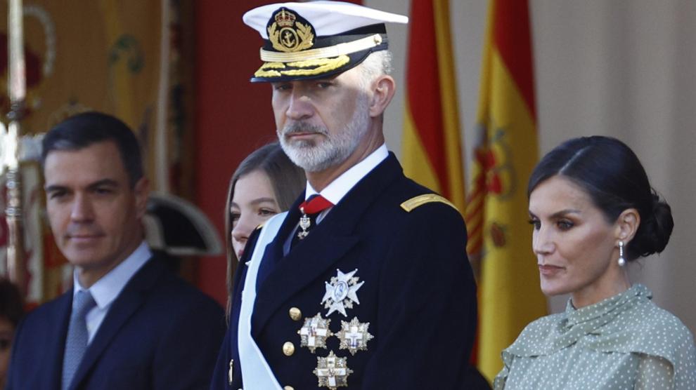 El rey Felipe VI preside el desfile del Día de la Fiesta Nacional, este miércoles, en Madrid, acompañado por la reina Letizia, la infanta Sofía (2i) y por el presidente del Gobierno, Pedro Sánchez.