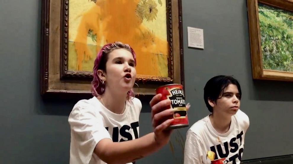 Dos activistas lanzan sopa contra los Girasoles de Van Gogh en Londres
