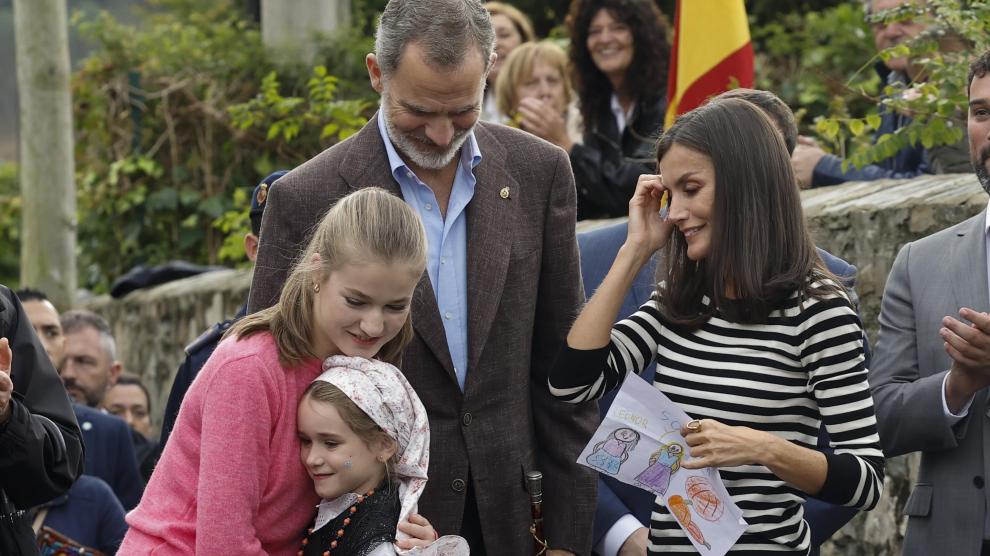 La familia real entrega el premio al pueblo ejemplar de Asturias a la parroquia de Cadavedo