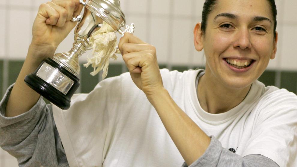 Pilar Valero posa en 2005 con el recuerdo del título de Copa de la Reina que consiguió con el Banco Zaragozano.