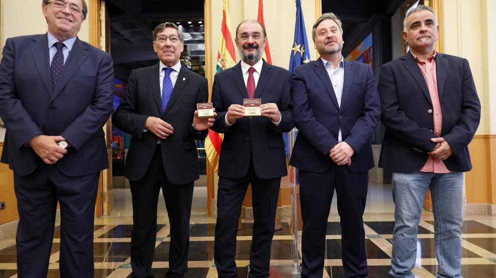 El presidente de Aragón, Javier Lambán, junto con el resto de representantes del Gobierno cuatripartito compuesto por PSOE, Podemos, PAR y CHA