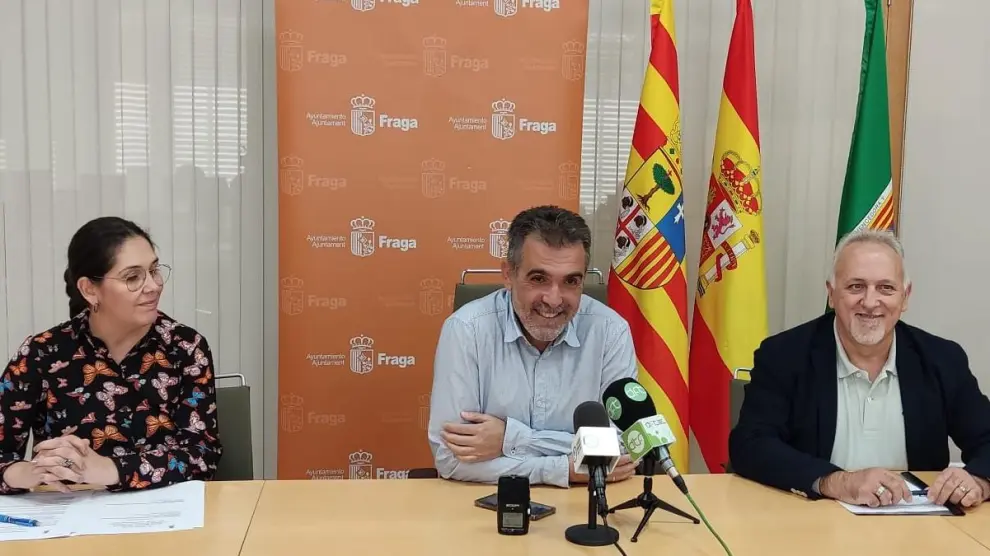Idoia Moreno, responsable de la Oficina de Turismo; el Alcalde de Fraga, Santiago Burgos; y el Concejal de Ferias, Javier Catalán en la presentación de la feria.