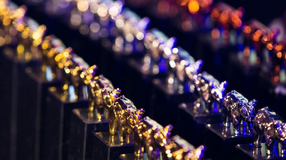 Hay tres premios especiales y 45 estatuilllas de oro, plata y bronce.