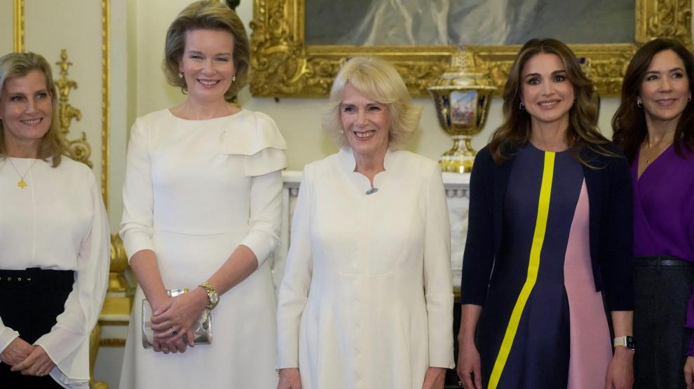 De izquierda a derecha, Sofía, condesa de Wessex; Matilde de Bélgica, la reina consorte Camila, Rania de Jordania y Mary de Dinamarca.