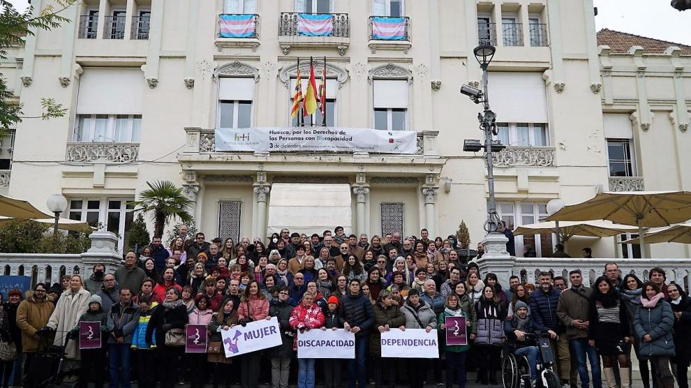 Foto de familia delante del Casino de Huesca de los participantes en el Día Internacional de la Discapacidad.