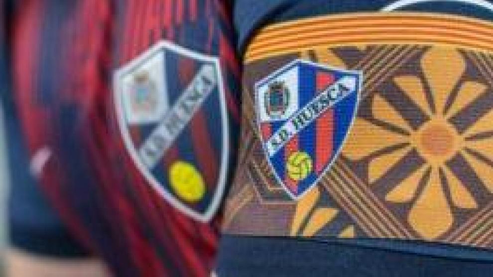 El brazalete que lucirá el capitán de la SD Huesca en el derbi.