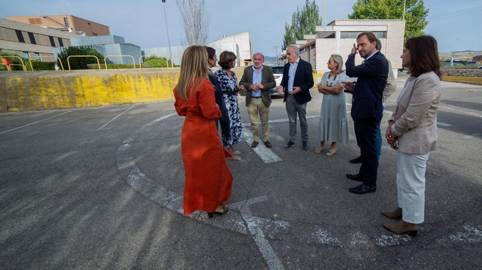 El alcalde de Calatayud en una visita al entorno del hospital Ernest Lluch, junto con otros populares.