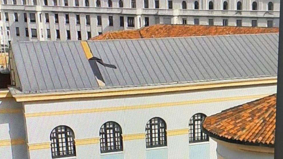 Una de las chapas sin remachar que se ha levantado en la cubierta del edificio.