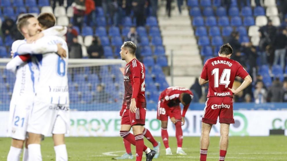 Hundimiento de los jugadores del Real Zaragoza tras caer derrotados este lunes en Leganés.