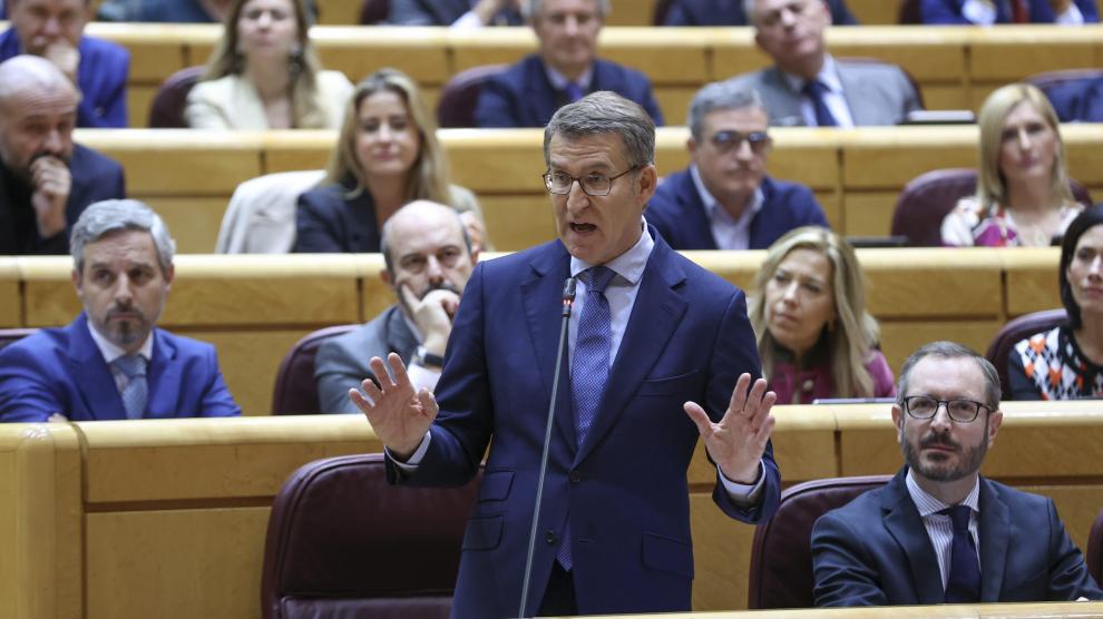Cara a cara de Pedro Sánchez y Alberto Núñez Feijóo en el pleno del Senado.