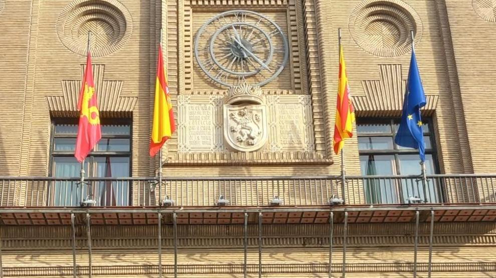 Fachada del Ayuntamiento de Zaragoza con el reloj monumental que dará la bienvenida al nuevo año.