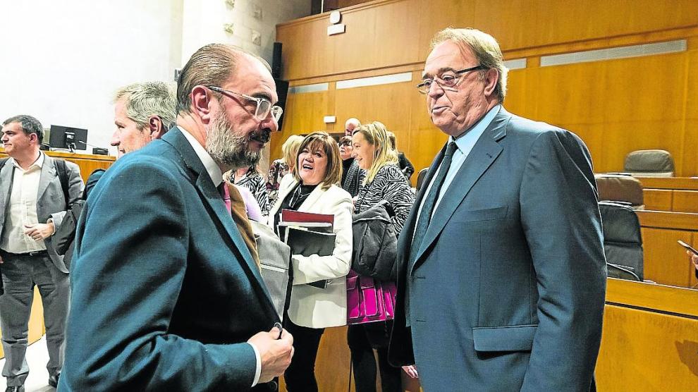 Javier Lambán y Carlos Pérez Anadón, tras el pleno de aprobación de los presupuestos de 2023.