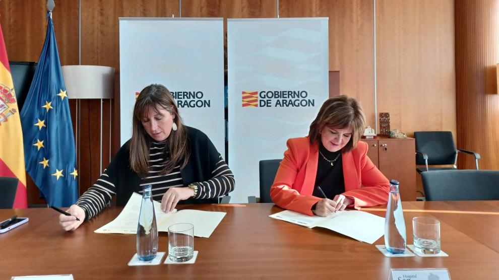 La consejera de Sanidad y la directora gerente del Hospital San Juan de Dios, durante la firma de la prórroga del convenio.