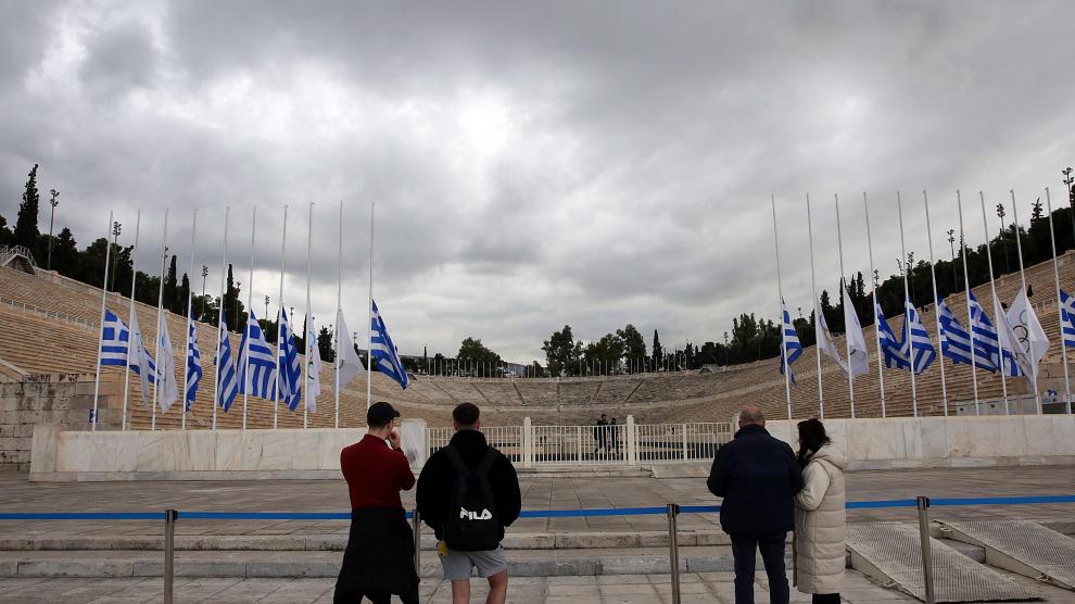 Banderas a media asta en Atenas por la muerte de Constantino de Grecia. GREECE PEOPLE CONSTANTIN DEATH
