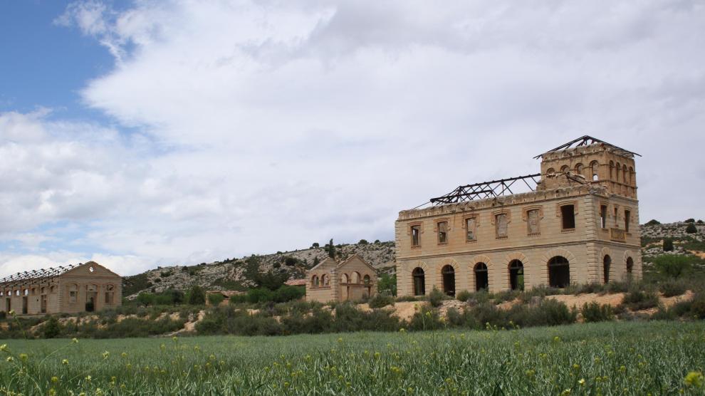 La estación de Alcorisa, una de las nueve que salpican el tren Teruel-Alcañiz, en estado ruinoso.