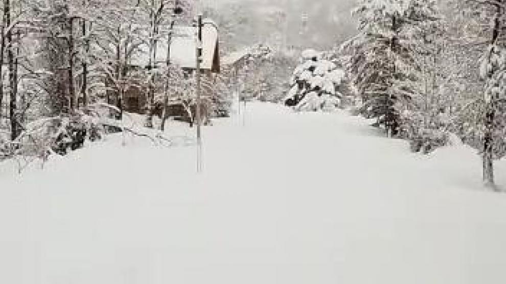 El tren Canfranero se abre paso entre la nieve