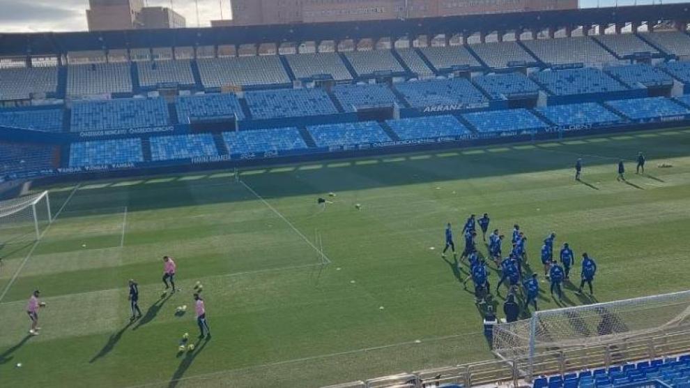 La plantilla del Real Zaragoza, en el entrenamiento de este jueves en La Romareda.