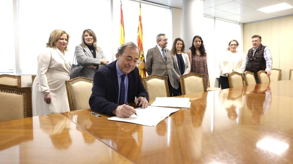 Momento de la firma del preacuerdo, este jueves en la sede del Salud, en Zaragoza.