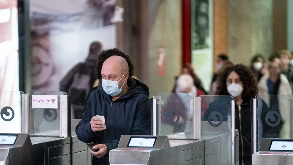 Varias personas llevando mascarillas en el interior del metro de Madrid.