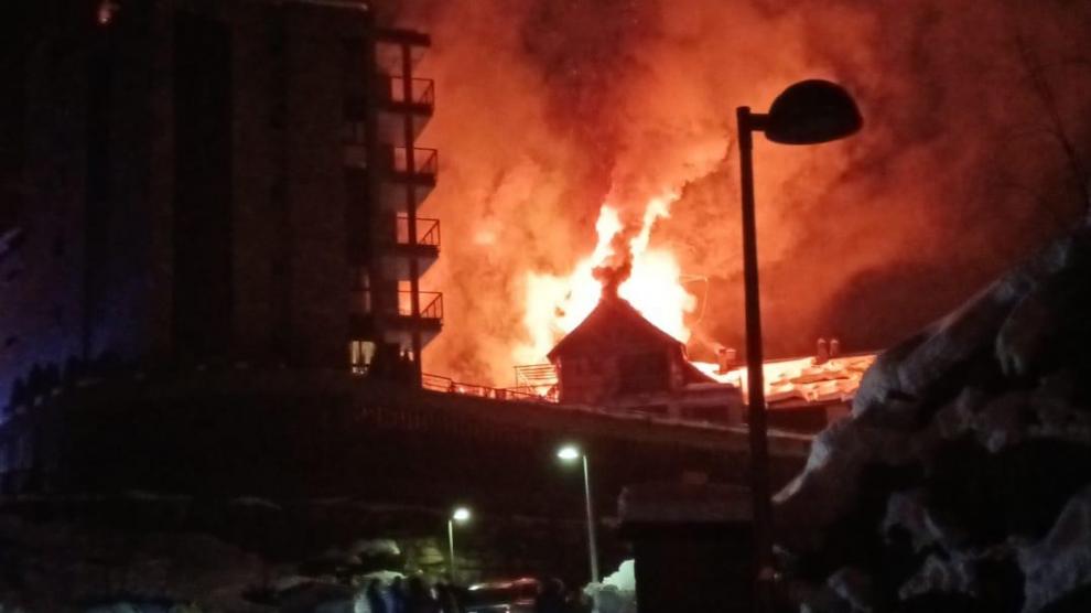El incendio está afectando a una vivienda de la urbanización Argualas.