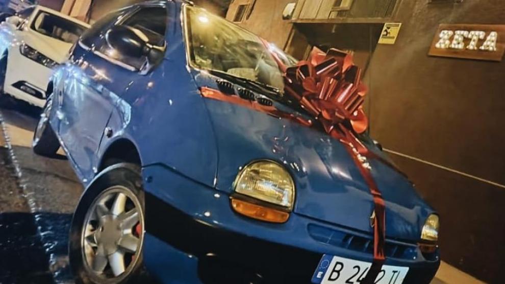 El Renault Twingo de 1997 sorteado, a las puertas del pub Zeta de Monzón